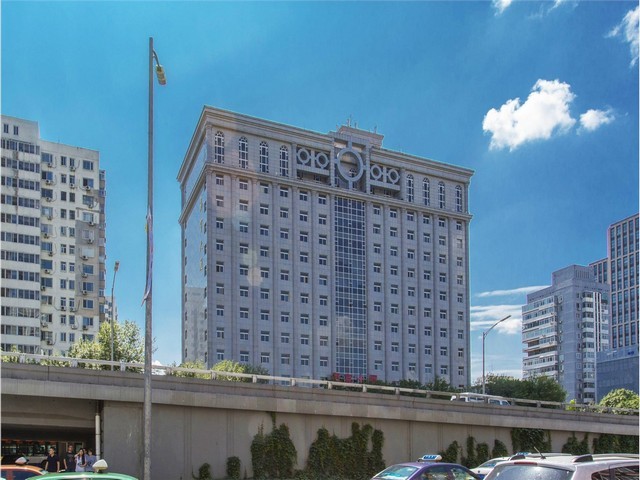 青海白色polo衫搭配方法